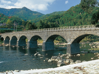 通称オランダ橋。形式：８連石造アーチ・橋長116.0m　山国川の清流に美しいシルエットを映す橋は、八連アーチの石橋としては日本一の規模を誇ります。