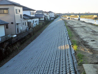 宮崎県(八重川１)　堤防強化
