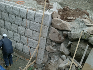 前後ブロックを設置後、コンクリート打設します。